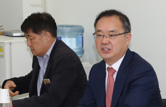 슈틸리케 거취 논의 축구협회 기술위원회 시작      (파주=연합뉴스) 하사헌 기자 = '도하 참사'로 경질 위기에 몰린 울리 슈틸리케 축구대표팀 감독의 거취를 논의하기 위한 대한축구협회 기술위원회 회의가 15일 오후 경기도 파주 축구대표팀트레이닝센터(NFC)에서 이용수 기술위원장(오른쪽) 주재로 열리고 있다. 2017.6.15      toadboy@yna.co.kr  (끝)